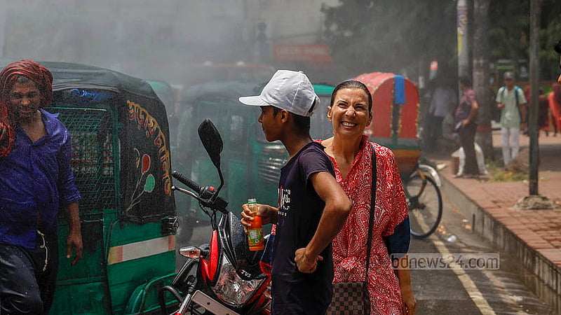 ঢাকার মানিক মিয়া এভিনিউয়ে ওয়াটার ক্যাননের ছিটানো পানিতে মানুষকে ভিজতে দেখে গাড়ি থেকে নেমে তাদের সাথে যোগ দেন এক বিদেশি