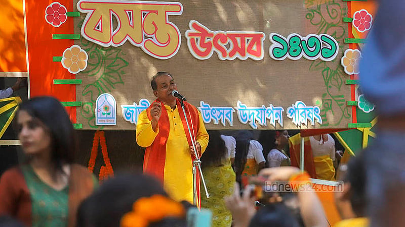 ঢাকা বিশ্ববিদ্যালয়ের চারুকলার বকুলতলায় শুক্রবার সকালে কবিতায় ঋতুরাজকে বরণ