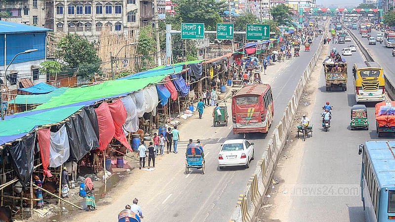 ঢাকার দুই সিটির অস্থায়ী হাটগুলোতে মঙ্গলবার থেকে কোরবানির পশু বিক্রি শুরু হয়েছে। যাত্রাবাড়ীর শনিরআখড়া হাট থেকে তোলা