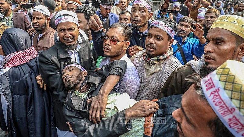 মিছিল নিয়ে প্রধান উপদেষ্টার কার্যালয়ের দিকে যাওয়ার পথে শাহবাগ এলাকায় পুলিশের লাঠিচার্জে আহত হন এবতেদায়ী মাদরাসার বেশ কয়েকজন শিক্ষক