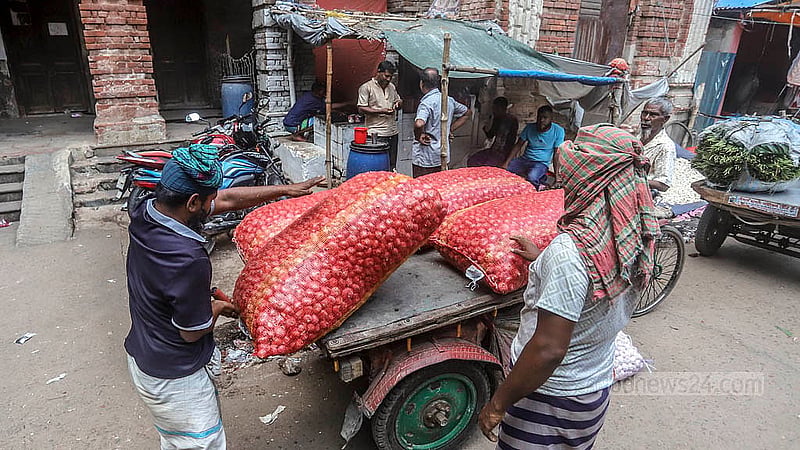 ফরাসগঞ্জের আড়ৎ থেকে রাজধানীর বিভিন্ন এলাকায় রিকশা-ভ্যানে করে পেঁয়াজ নিয়ে যান খুচরা বিক্রেতারা