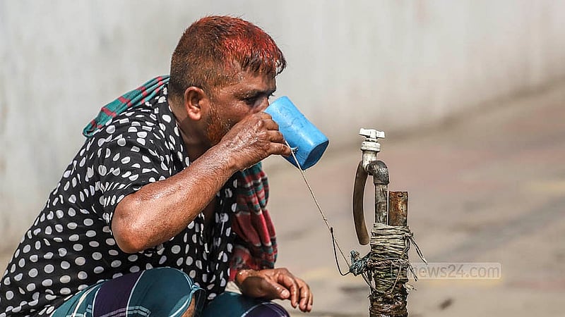 ভ্যাপসা গরমে তৃঞ্চা মেটাতে রাজধানীর টিকাটুলির বঙ্গভবন কলোনির সামনে রাস্তার পাশের কল থেকে পানি পান করছেন পথচারীরা