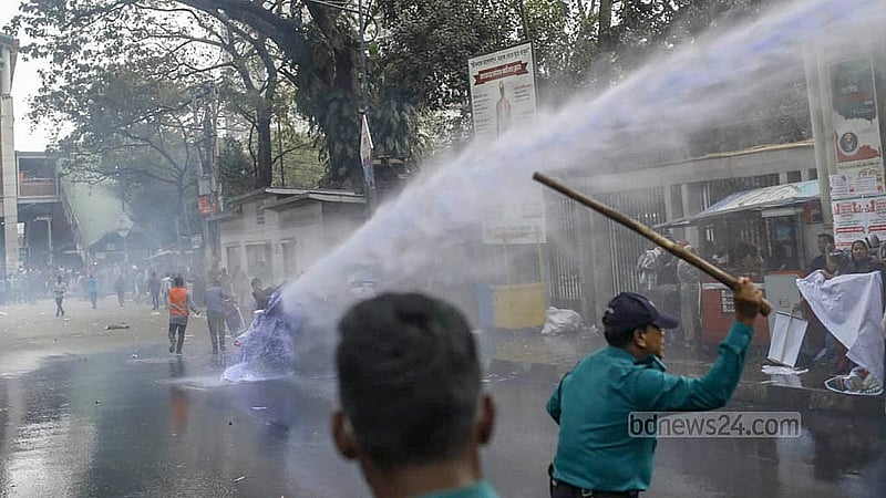 বিভিন্ন প্রতিষ্ঠানের আউটসোর্সিং কর্মীরা চাকরি স্থায়ীকরণের দাবিতে শনিবার জাতীয় প্রেস ক্লাবের সামনে সড়ক অবরোধ করলে তাদের ছত্রভঙ্গ করতে জলকামান ব্যাবহার করে পুলিশ।