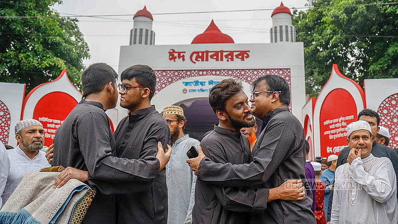 জাতীয় ঈদগাহে সোমবার সকালে ঈদুল আজহার নামাজ শেষে কোলাকুলি
