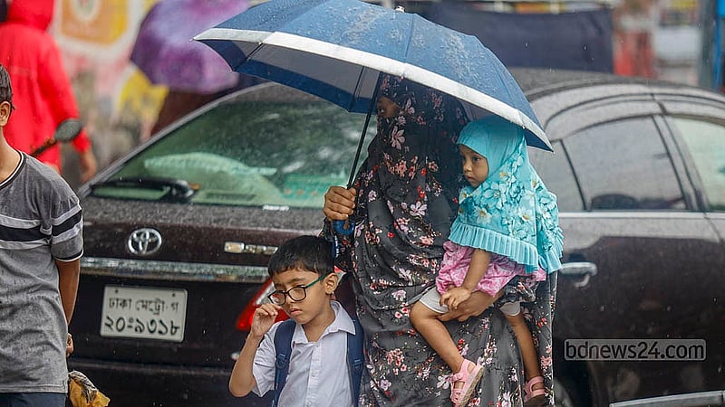 দুই শিশুকে নিয়ে মঙ্গলবার বৃষ্টির মধ্যে বিপাকে পড়েন এক মা। একজনকে কোলে নিয়ে আরেক হাতে ধরে রাখেন ছাতা। মঙ্গলবার দুপুরে এমন দৃশ্যের দেখা মেলে ঢাকার মতিঝিল বালক উচ্চ বিদ্যালয়ের সামনে