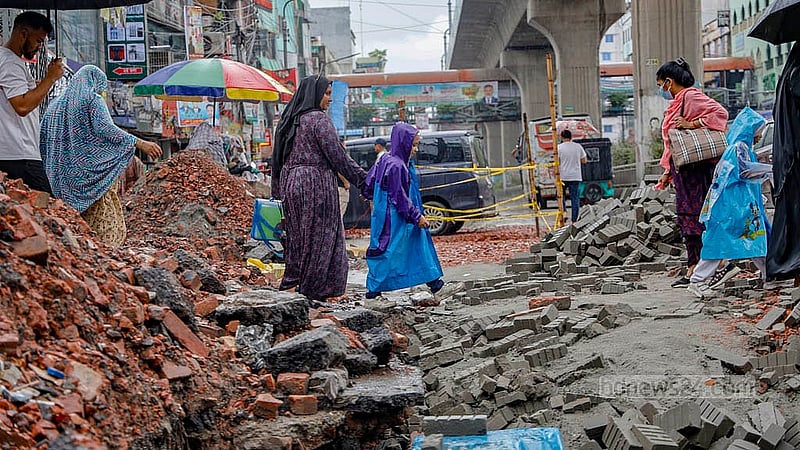 ঢাকায় মিরপুরের কাজীপাড়া এলাকায় মেট্রো রেলের নিচের সড়কে চলছে সুয়ারেজের কাজ। এ কারণে ভাঙাচোরা সড়ক দিয়েই যাতায়াত করতে হচ্ছে পথচারীদের