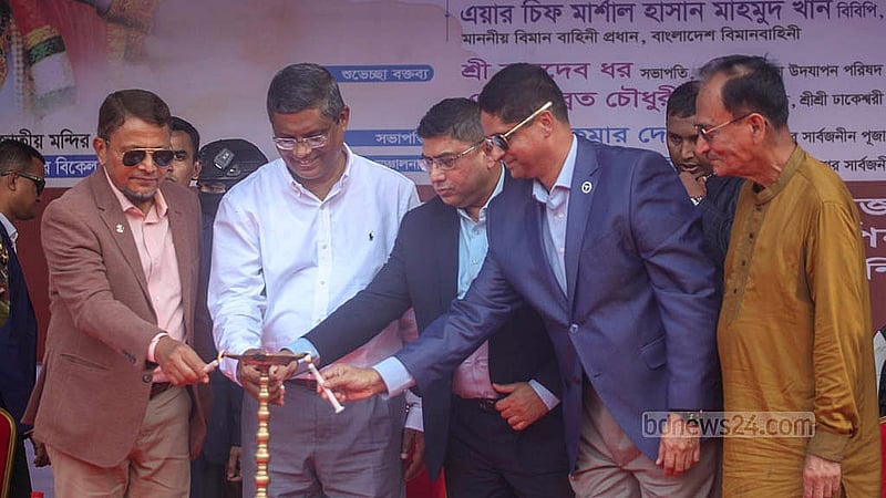 ঢাকার পলাশী মোড়ে শনিবার বিকালে আলোচনা সভা শেষে প্রদীপ প্রজ্বলনের মাধ্যমে জন্মাষ্টমীর শোভাযাত্রা উদ্বোধন করেন তিন বাহিনীর প্রধান