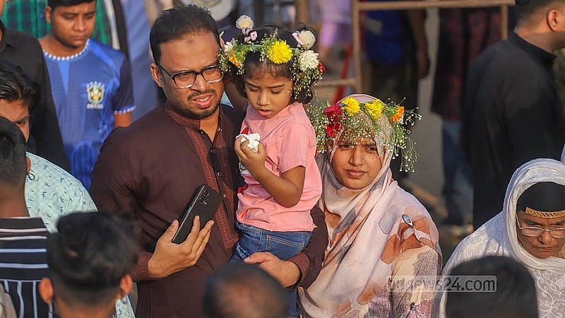 শহীদ দিবসে বাবা-মার হাত ধরে শিশুদের অনেকেই আসে একুশে বইমেলায়