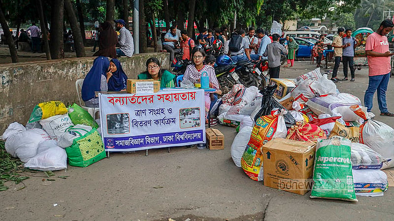 ঢাকা বিশ্ববিদ্যালয়ের রাজু ভাস্কর্যের পাশে ত্রাণ সংগ্রহ করছেন সমাজবিজ্ঞান অনুষদের শিক্ষার্থীরা