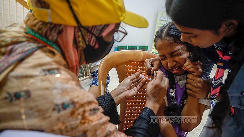 আজিমপুর গভর্নমেন্ট গার্লস স্কুল অ্যান্ড কলেজে রোববার টাইফয়েডের টিকা দেওয়ার সময় আতঙ্কিত হয়ে কেঁদে ফেলে এক শিক্ষার্থী