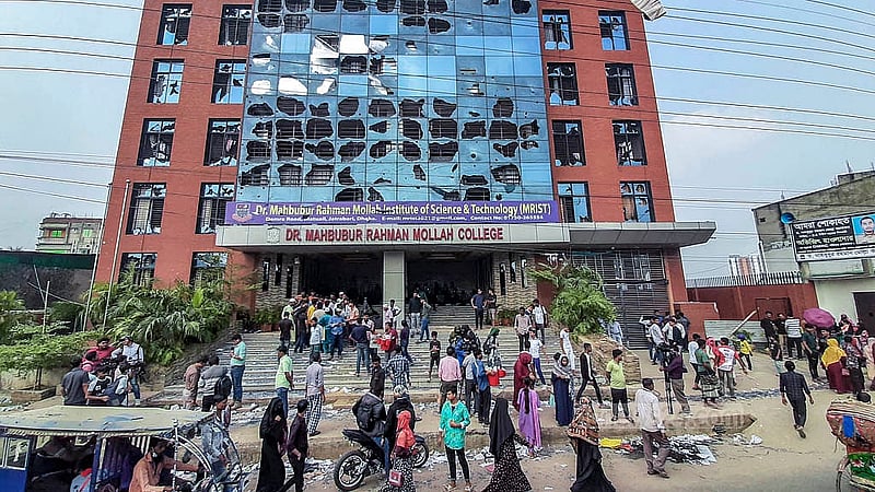 ঢাকা যাত্রাবাড়ীর মাহবুবুর রহমান মোল্লা কলেজের সামনে শিক্ষার্থী ও উৎসুক জনতা