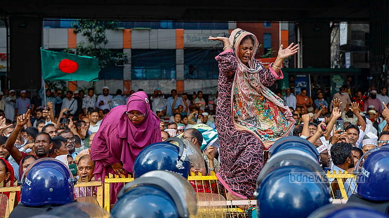 এমপিওভুক্তির দাবি নিয়ে সচিবালয় অভিমুখী পদযাত্রা পুলিশ আটকে দিলে ব্যারিকেডের ওপর উঠে প্রতিবাদ জানান ননএমপিও শিক্ষকরা