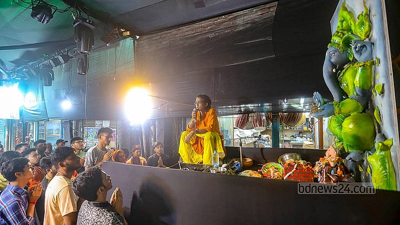 শাঁখারিবাজারের সড়কে অস্থায়ী মণ্ডপে গণেশ পূজায় সনাতন ধর্মাবলম্বীরা
