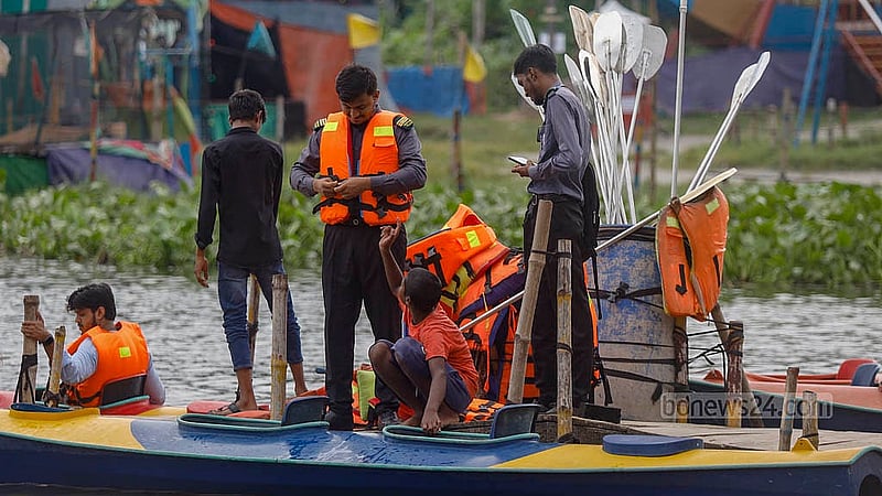 উত্তরার দিয়াবাড়ীতে কায়াকিং নৌকায় ওঠার আগে নিরাপত্তার জন্য দেওয়া হয় লাইফ জ্যাকেট