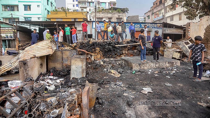 রাজধানীর খিলগাঁওয়ে তালতলা মার্কেটের কাছে আগুন লাগে শুক্রবার রাতে। শনিবার ধ্বংসস্তূপ দেখতে ভিড় করেন স্থানীয় লোকজন