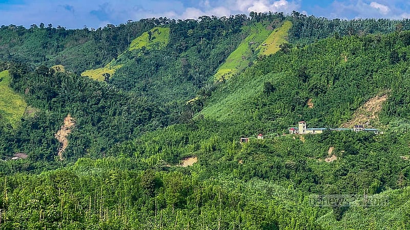 জীবিকার প্রয়োজনে রাঙামাটির দুর্গম পাহাড়ে পাহাড়ে জুম চাষ করে স্থানীয় বাসিন্দারা