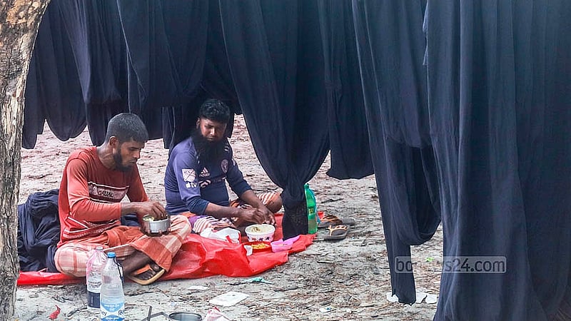 রং করা কাপড় শুকানোর কাজে দিনভর ব্যস্ত থাকেন শ্রমিকরা। এর মধ্যেই তারা দুপুরের খাবার সেরে নেন। নারায়ণগঞ্জের ফতুল্লার হাজীগঞ্জ এলাকা থেকে তোলা
