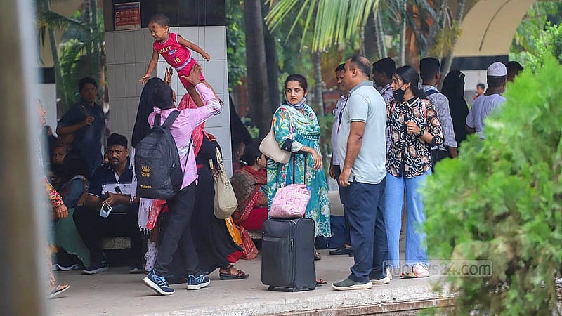 নানা কারণে যারা ঢাকায় ঈদ করেছেন, তারা ঈদের পর ফিরছেন গ্রামে। ঈদের চতুর্থ দিনও এমন অনেকে ঢাকা ছাড়েন