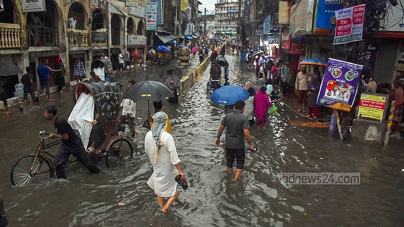 চট্টগ্রামের চকবাজার এলাকায় সোমবার দুপুরে কালবৈশাখী ঝড়ের সঙ্গে বৃষ্টিতে হাঁটু পানি জমে যায়