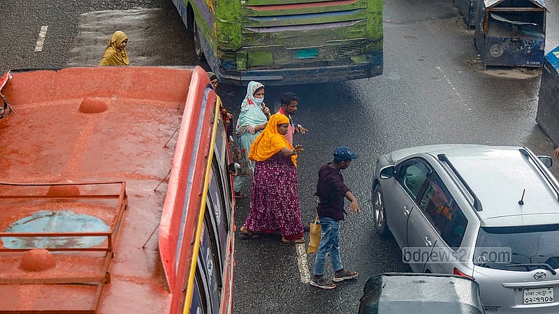 কিছুটা সময় বাঁচাতে চলন্ত গাড়ির সামনে দিয়ে দৌড়ে রাস্তা পার হচ্ছেন পথচারীরা। কেউ ঢুকে পড়ছেন দুই বাসের মাঝখানে