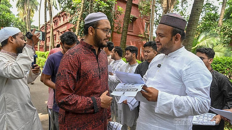 ডাকসু নির্বাচনে ছাত্রদল প্যানেলের জিএস প্রার্থী শেখ তানভীর বারী হামীম শুক্রবার বিশ্ববিদ্যালয়ের শহীদুল্লাহ হলে প্রচার চালান