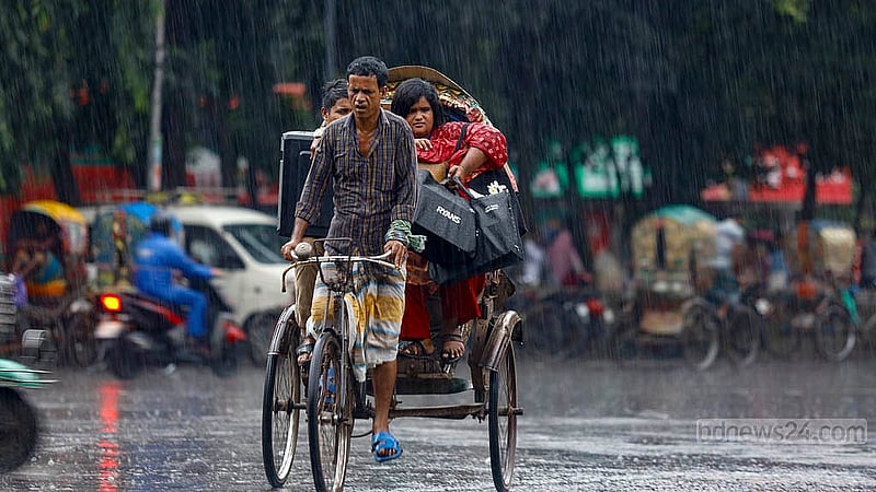 ঘূর্ণিঝড় দানার প্রভাবে বৃহস্পতিবার দিনভর রাজধানীতে ঝরেছে বৃষ্টি