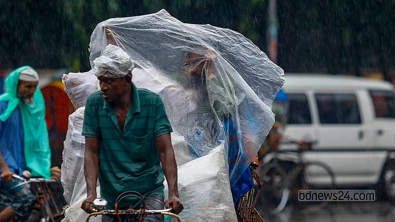 ঘূর্ণিঝড় দানার প্রভাবে বৃহস্পতিবার দিনভর বৃষ্টিতে বিপাকে পড়েন অনেকেই। বৃষ্টি মাথায় পলিথিন মুড়িয়ে রিকশায় গন্তব্যর পথে অনেকেই