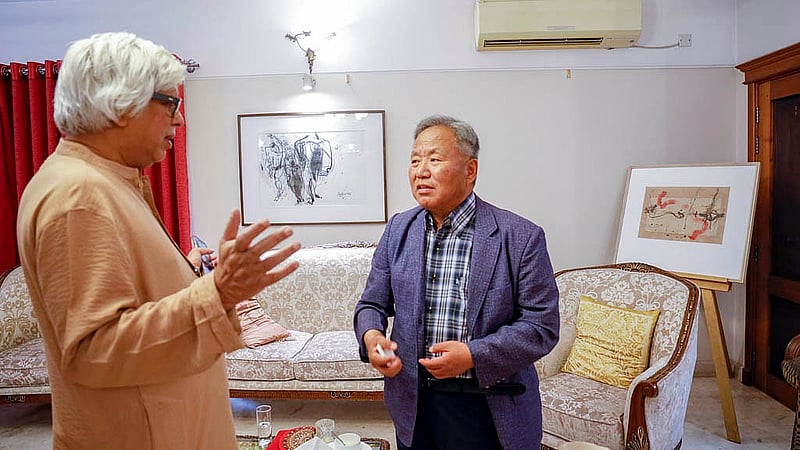 বিডিনিউজ টোয়েন্টিফোর ডটকমের বর্ষবরণ অনুষ্ঠানে দক্ষিণ কোরিয়ার রাষ্ট্রদূত পার্ক ইয়ং-সিক এবং বিসিআইর সভাপতি আনোয়ারুল আলম চৌধুরী পারভেজ।