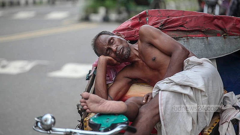 তীব্র গরমের মধ্যে যাত্রী নিয়ে না ছুটে ঢাকা বিশ্ববিদ্যালয় এলাকায় গাছের নিচে রিকশাতেই ঘুমাচ্ছেন এক ব্যক্তি