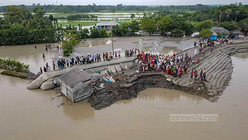 খুলনার দাকোপ উপজেলার তিলডাঙ্গা ইউনিয়নের বটবুনিয়া হরিসভা মন্দির এলাকায় ঢাকি নদীর জোয়ারের তোড়ে ভেঙে গেছে বেড়িবাঁধ।