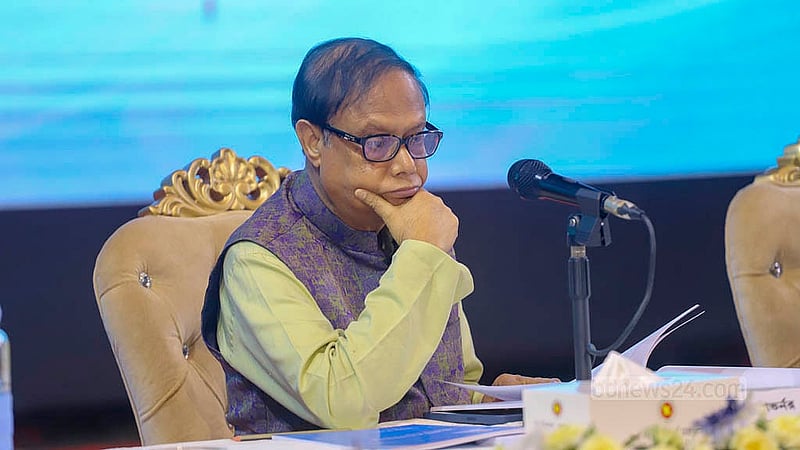 ঢাকার ওসমানী স্মৃতি মিলনায়তনে মঙ্গলবার বাজেটোত্তর সংবাদ সম্মেলনে সাংবাদিকদের প্রশ্নের উত্তর দেন বাংলাদেশ ব্যাংকের গভর্নর আহসান এইচ মনসুর