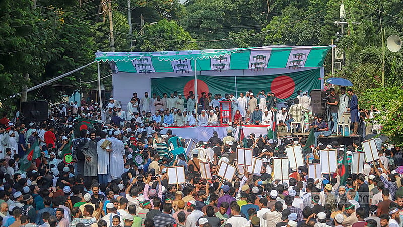 আওয়ামী লীগ নিষিদ্ধের দাবিতে শুক্রবার প্রধান উপদেষ্টা বাসভবন যমুনার কাছে মিন্টো রোডে ছাত্র-জনতার সমাবেশে যোগ দেয় বিভিন্ন স্তরের মানুষ