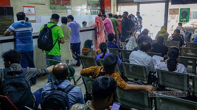 দেশের উত্তরাঞ্চলের যাত্রীরা বাসের আগাম টিকেট বিক্রির প্রথম দিন ভিড় করেন কল্যাণপুরের বাস কাউন্টারগুলোতে