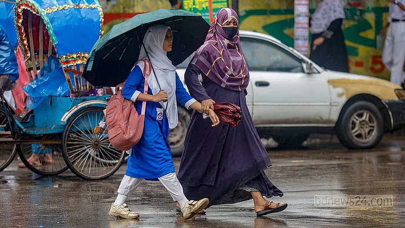 স্কুল শেষ হওয়ার বাড়ি ফেরার সময় বাগড়া দেয় বৃষ্টি। মঙ্গলবার ঢাকার মতিঝিল বালক উচ্চ বিদ্যালয়ের সামনে নিজের সন্তানকে বৃষ্টি থেকে আগলে রাখেন এক মা