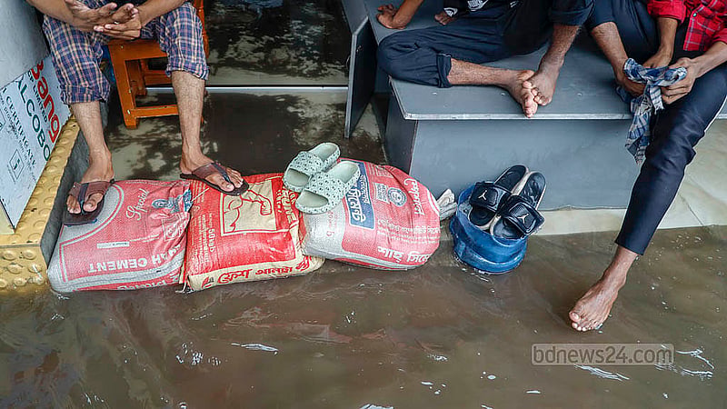 টানা বৃষ্টি হলেই তলিয়ে যায় ধানমন্ডি হকার্স মার্কেট। গত কয়েক দিনের বৃষ্টিতে চরম দুর্ভোগে পড়েছেন ক্রেতা-বিক্রেতারা