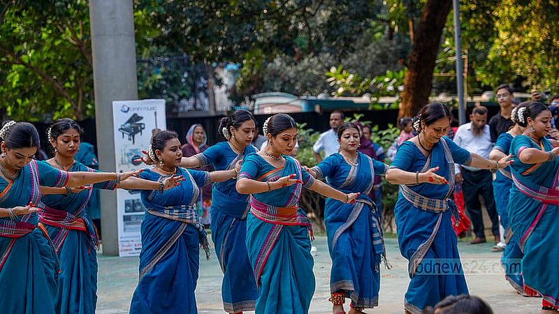 গুলশানে বিচারপতি সাহাবুদ্দিন আহমদ পার্কে শুক্রবার ফ্লো ফেস্টের দ্বিতীয় দিন অর্থী আহমেদ ডান্স একাডেমির সদস্যরা নৃত্য পরিবেশন করেন, যাদের কেউই পেশাগত শিল্পী নন