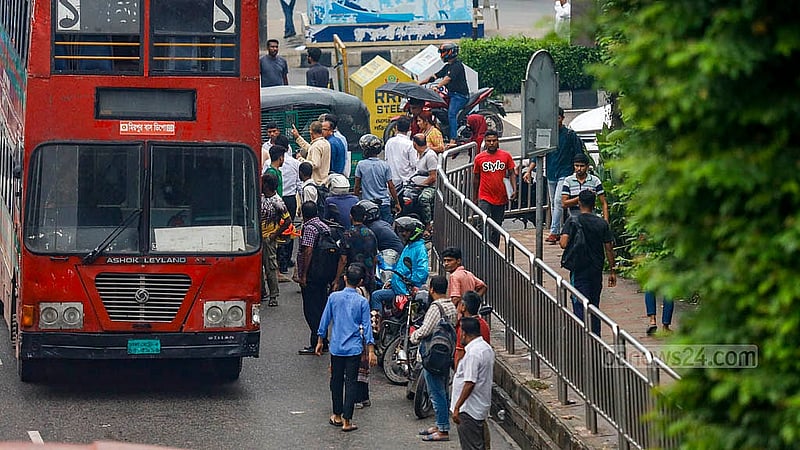 বনানীর ব্যস্ত রাস্তায় এসে থামছে বাস, পাশেই রাস্তার ওপর মোটরসাইকেল নিয়ে যাত্রীর অপেক্ষায় রাইড শেয়ারিংয়ের চালকরা