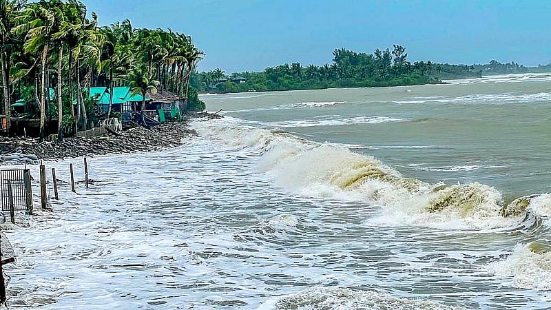 জোয়ারের পানির উচ্চতা বৃদ্ধি এবং বিশাল আকারের সব ঢেউয়ের কারণে ভাঙন দেখা দিয়েছে সেন্ট মার্টিনে