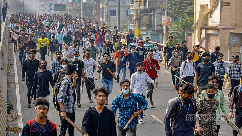 সোমবার দুপুরে লাঠিসোঁটা হাতে যাত্রাবাড়ীর ড. মাহবুবুর রহমান মোল্লা কলেজ অভিমুখে শহীদ সোহরাওয়ার্দী কলেজ ও কবি নজরুল কলেজের শিক্ষার্থীরা