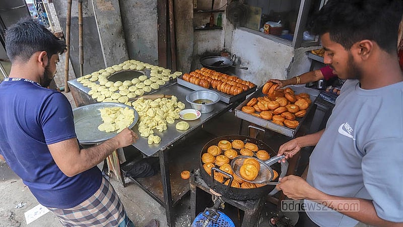 ঢাকার জুরাইনের বিসমিল্লাহ হোটেলে তৈরি হচ্ছে মধু বন রুটি। খাবারের এ হোটেলটিতে প্রতিদিন পাঁচ থেকে ছয়শ রুটি বিক্রি হয়, বলছেন বিক্রেতারা