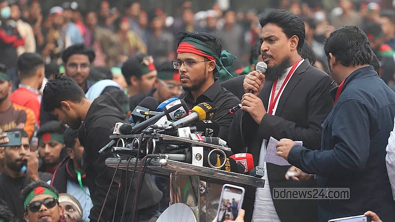 কেন্দ্রীয় শহীদ মিনারে ‘মার্চ ফর ইউনিটি’ কর্মসূচিতে বক্তব্য দেন বৈষম্যবিরোধী ছাত্র আন্দোলনের নেতারা