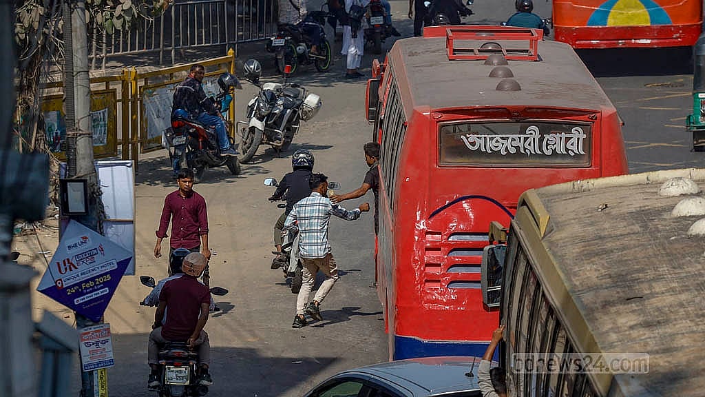 সড়কে শৃঙ্খলা আনতে কাউন্টারভিত্তিক গোলাপী বাস দুদিন আগে চালু হলেও এরইমধ্যে দেখা দিয়েছে বিশৃঙ্খলা। কাউন্টারে থেকে যাত্রী ওঠানামার কথা থাকলেও আগের মত চলতি পথে সড়কে বাস থামিয়ে তোলা হচ্ছে যাত্রী