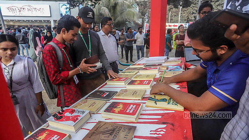 বাংলা একাডেমি প্রাঙ্গণে একুশে বইমেলার বিভিন্ন স্টল ঘুরে দেখছেন ক্রেতা-দর্শনার্থীরা