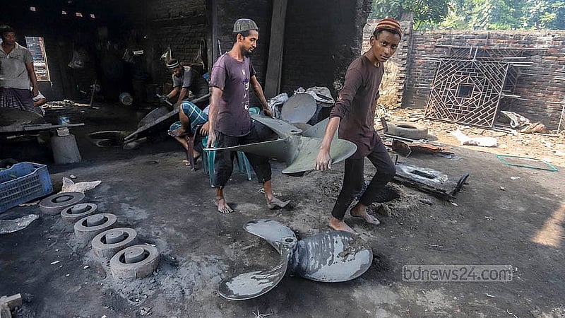 ছাঁচ থেকে বের করে আনা হচ্ছে প্রপেলার
