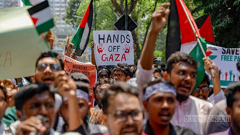 গাজায় ইসরায়েলি বাহিনীর গণহত্যার প্রতিবাদের ভাষা ফুটিয়ে তোলা হয় শিক্ষার্থীদের প্ল্যাকার্ডে । সোমবার ঢাকা বিশ্ববিদ্যালয় এলাকায় ‘নো ওয়ার্ক, নো স্কুল’ কর্মসূচিতে শিক্ষার্থীরা