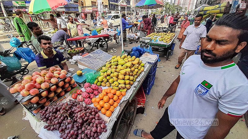 রাজধানীর নয়া পল্টনে ভিআইপি সড়কে শুক্রবারের ভ্রাম্যমাণ বাজারে ভ্যানে করে ফল নিয়ে আসেন বিক্রেতারা