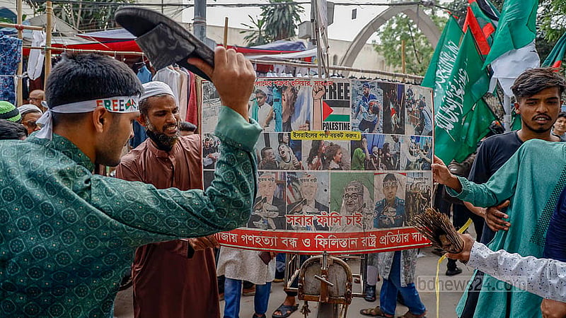 জুতা দিয়ে সজোরে মারা হচ্ছে ট্রাম্প ও জো বাইডেনের ছবির ওপর। ফিলিস্তিনে ইসরায়েলি হামলার প্রতিবাদে শুক্রবার বায়তুল মোকাররম মসজিদে জুমার নামাজের পর এভাবেই বিক্ষোভ দেখায় মানুষ