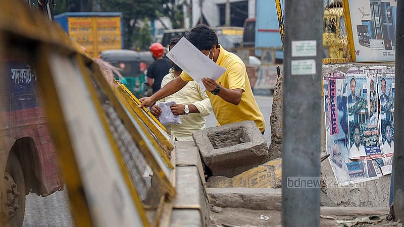 ঢাকার মহাখালীর ব্যস্ত সড়কে বিভাজকের ওপর দিয়ে পারাপার ঠেকাতে লোহার গ্রিল দিয়েও থামানো যাচ্ছে না পথচারীদের