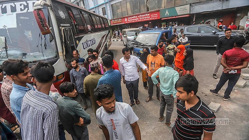 বনানীর চেয়ারম্যান বাড়ি ইউটার্নে সোমবার নারী পোশাক শ্রমিক নিহতের ঘটনায় সহকর্মীরা বিমানবন্দর সড়ক অবরোধ করেন