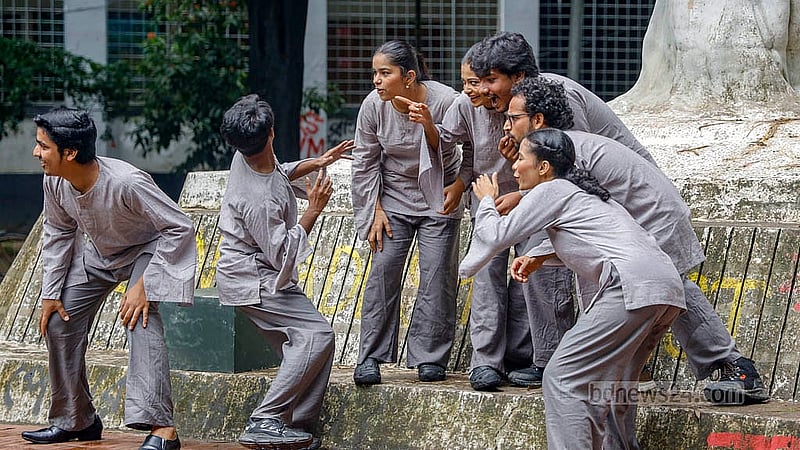 ঢাকা বিশ্ববিদ্যালয় শিক্ষকসমাজের আয়োজনে বৃহস্পতিবার অপরাজেয় বাংলার পাদদেশে মো. লাহুল মিয়ার রচনা ও নির্দেশনায় ‘404: নাম খুঁজে পাওয়া যায়নি’ নাটকে অভিনয় করছেন শিল্পীরা